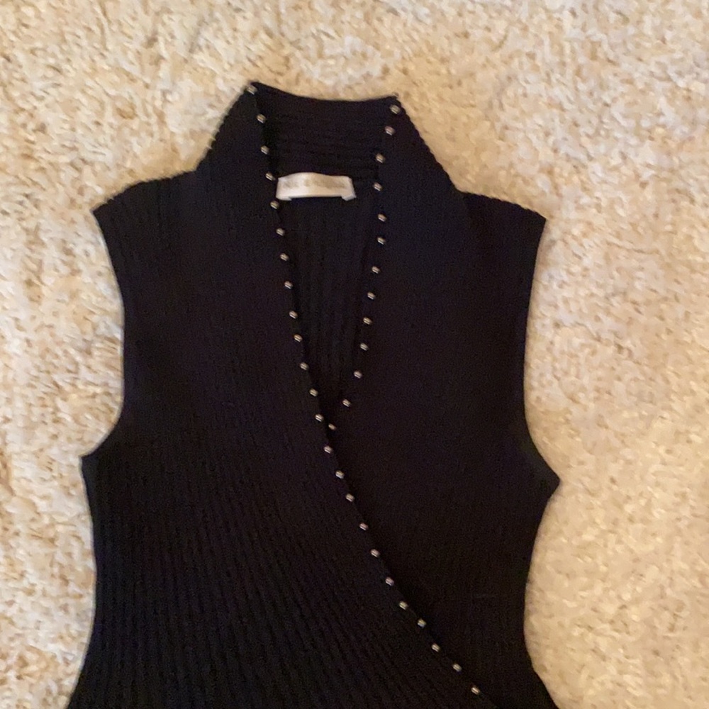 Black fitted top